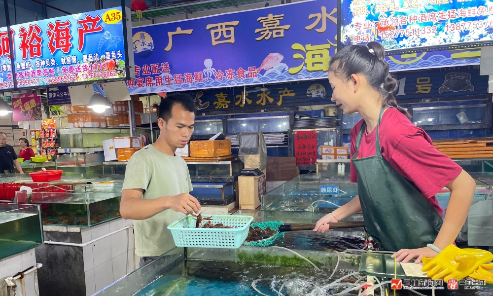 消费者正在选购小龙虾。
